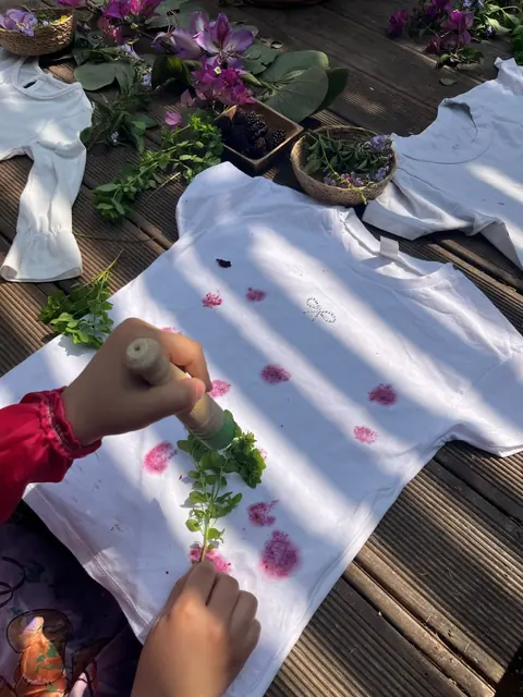Kumaşa çiçek yerleştiren çocuk elleri