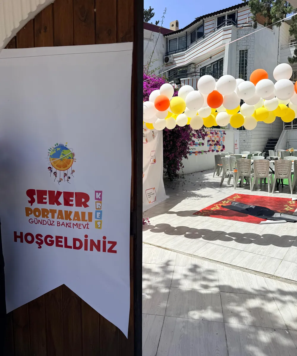 Kreş girişinde balonlarla süslenmiş Hoş Geldiniz pankartı